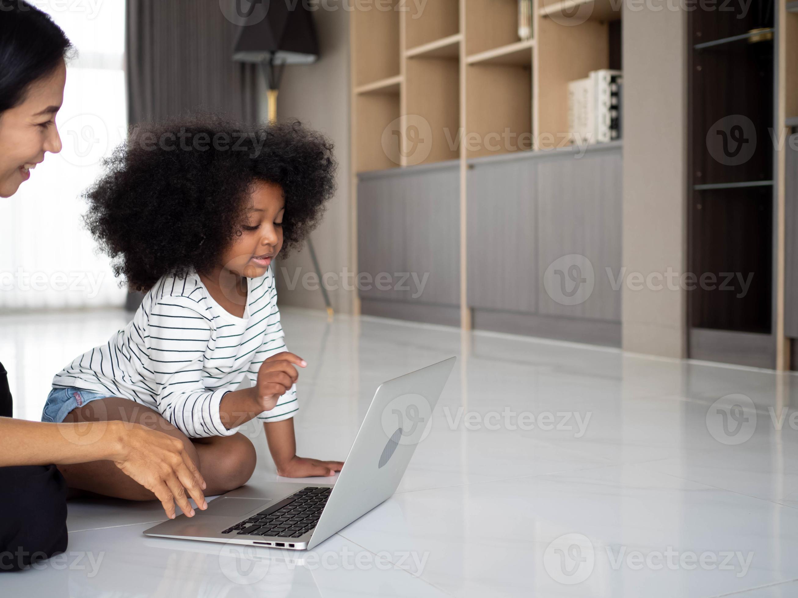 bebê menina pessoa jogo aprenda estudar notebook computador tecnologia rede  digital on-line quarto interior casa feliz sorriso criança família estilo  de vida africano pele negra educação jogo engraçado amor conceito de família